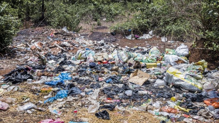 Tanah Rusak Oleh Sampah