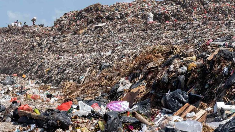 Solusi Sampah Plastik di Indonesia, Ga Cuma Buang, Tapi Olah!